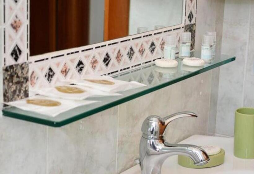 חדר משפחתי, Thàlas Club