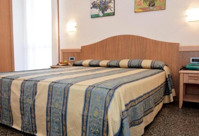 חדר משפחתי, Thàlas Club