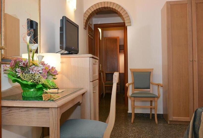 חדר משפחתי, Thàlas Club