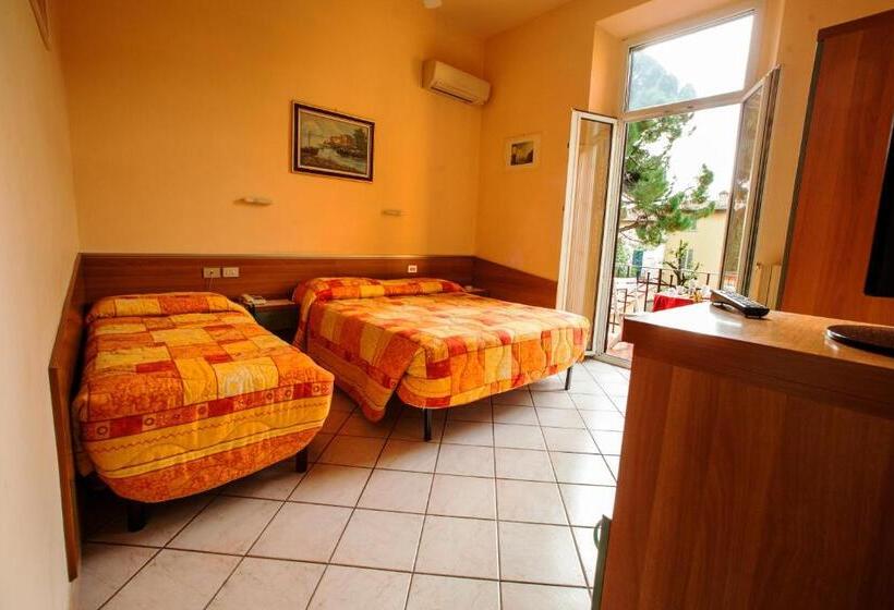 اتاق استاندارد سه تخته با بالکن, Villa Il Castagno