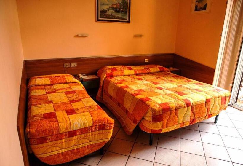 اتاق استاندارد سه تخته با بالکن, Villa Il Castagno