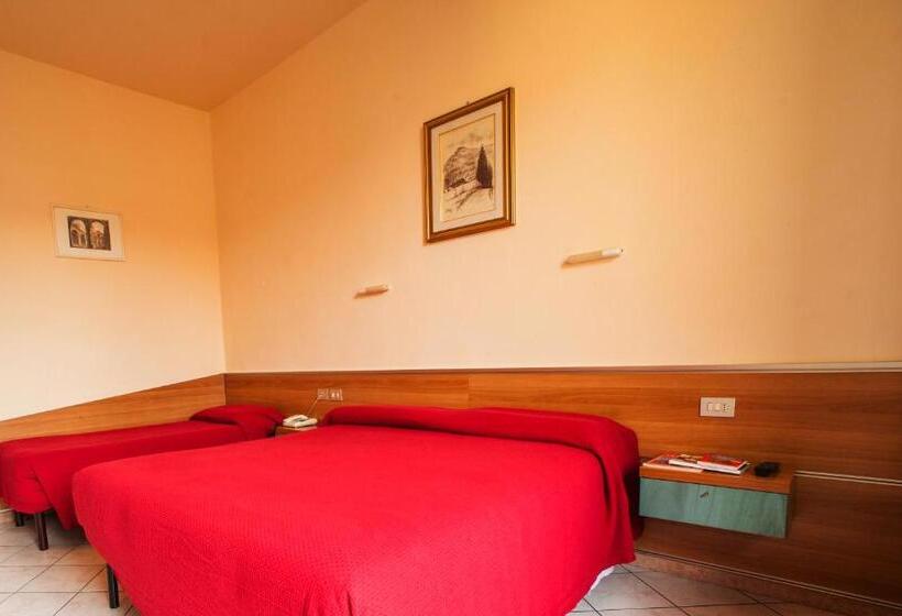 اتاق استاندارد چهارنفره با بالکن, Villa Il Castagno