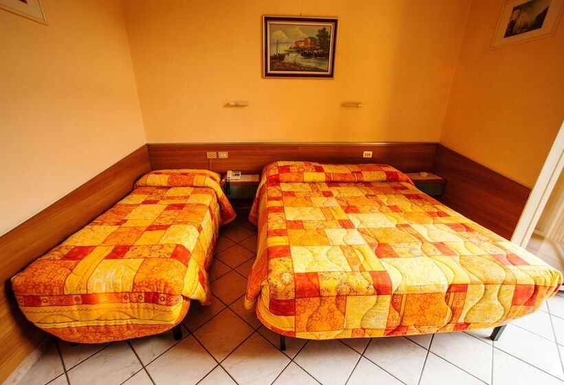 اتاق استاندارد سه تخته با بالکن, Villa Il Castagno