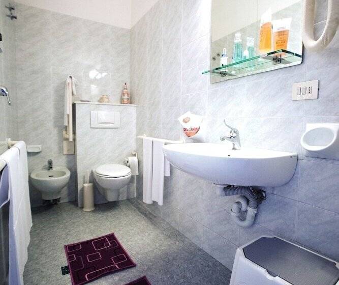 اتاق استاندارد سه تخته با بالکن, Villa Il Castagno