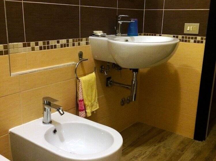 اتاق استاندارد چهارنفره با بالکن, Villa Il Castagno