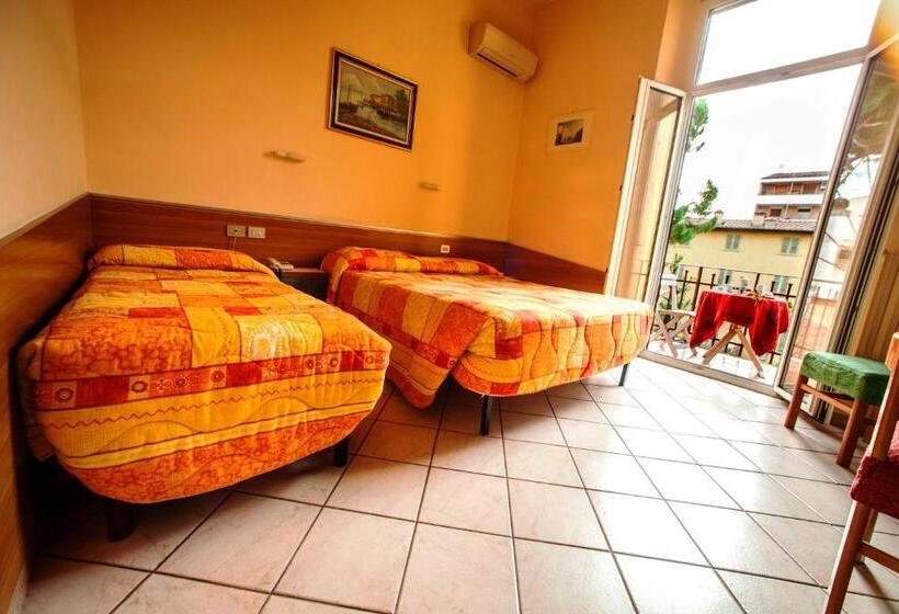 اتاق استاندارد سه تخته با بالکن, Villa Il Castagno