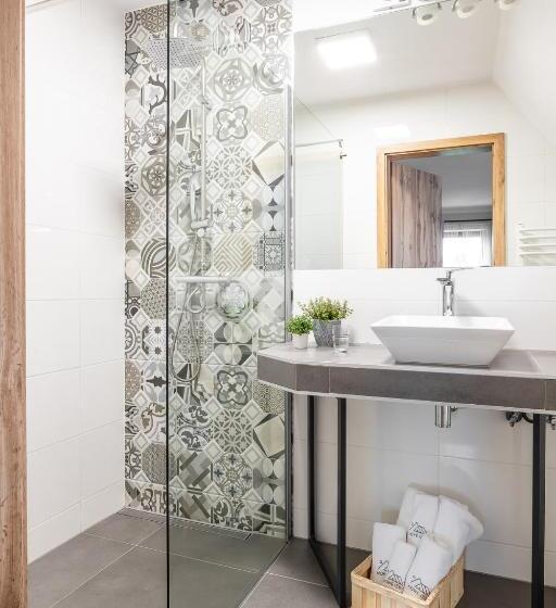 プレミアム４ベッドルーム, Nowe Izby