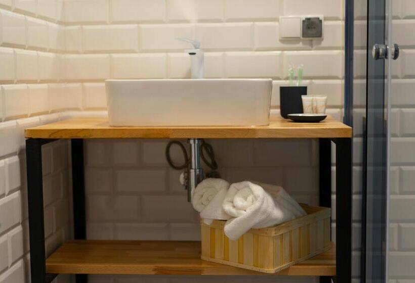 デラックスルーム, Nowe Izby