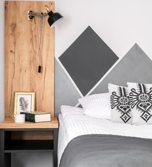 デラックスルーム, Nowe Izby