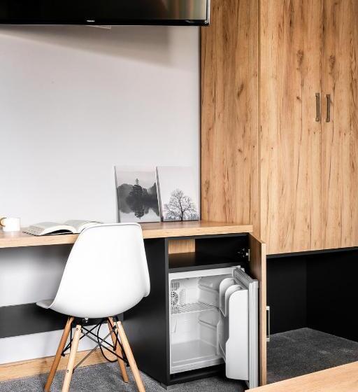 デラックストリプルルーム, Nowe Izby