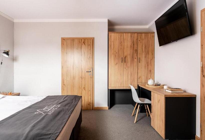 デラックストリプルルーム, Nowe Izby