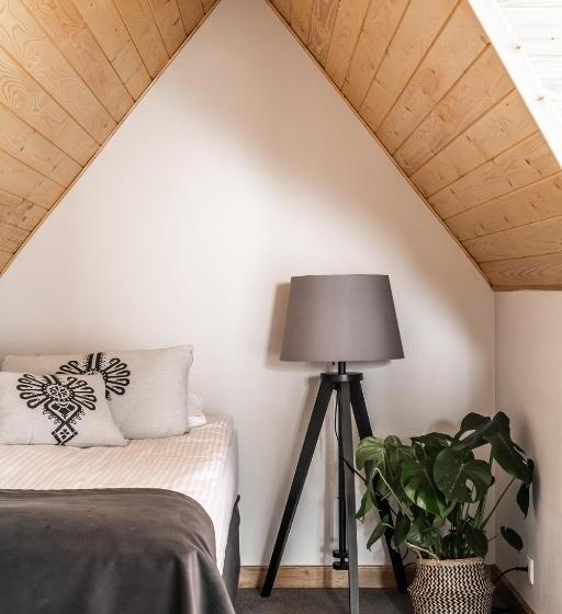 デラックストリプルルーム, Nowe Izby