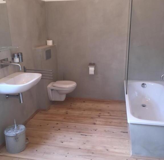 جناح مطل على المدينة, Das Hornsteiner