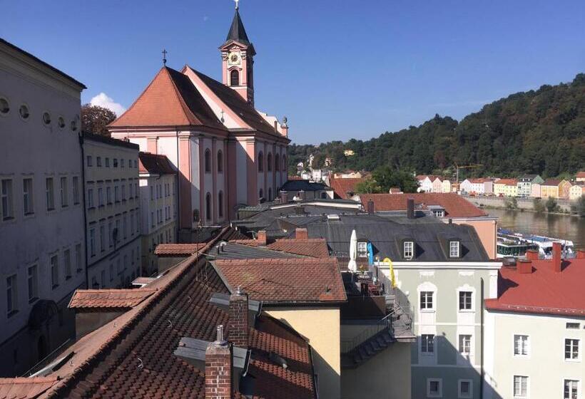 带城市景观的套间, Das Hornsteiner