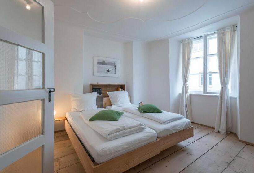 جناح مطل على المدينة, Das Hornsteiner