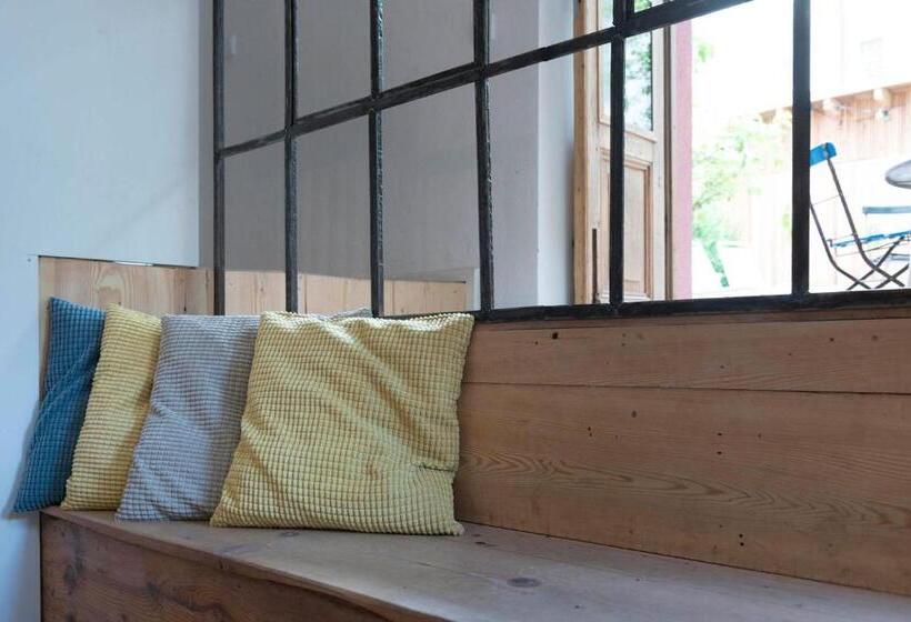 جناح مطلّ علي الحديقة, Das Hornsteiner