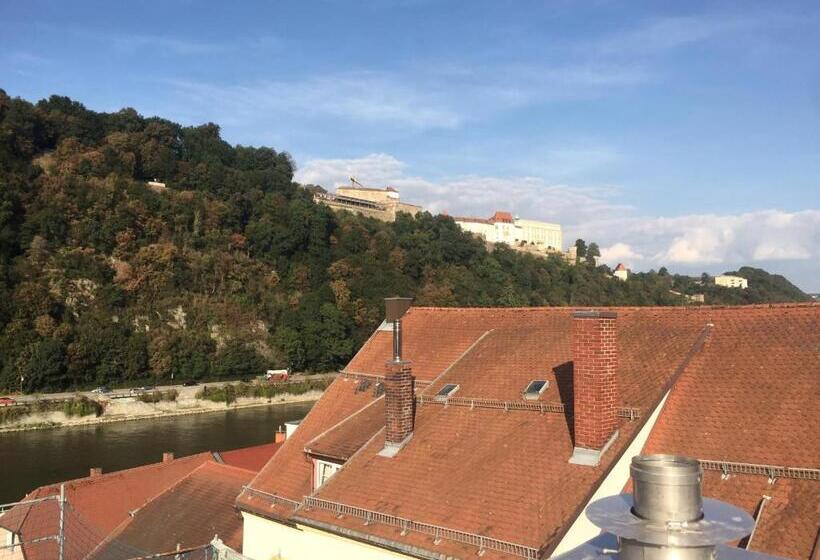 جناح مطلّ علي الحديقة, Das Hornsteiner