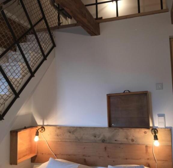 家庭间, Das Hornsteiner