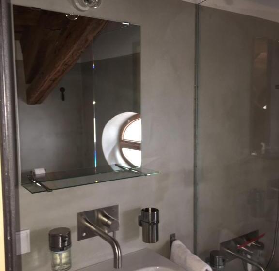 家庭间, Das Hornsteiner