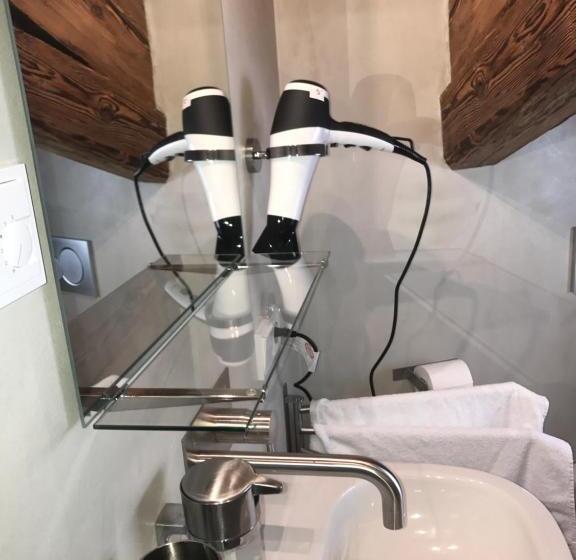 标准单人间, Das Hornsteiner