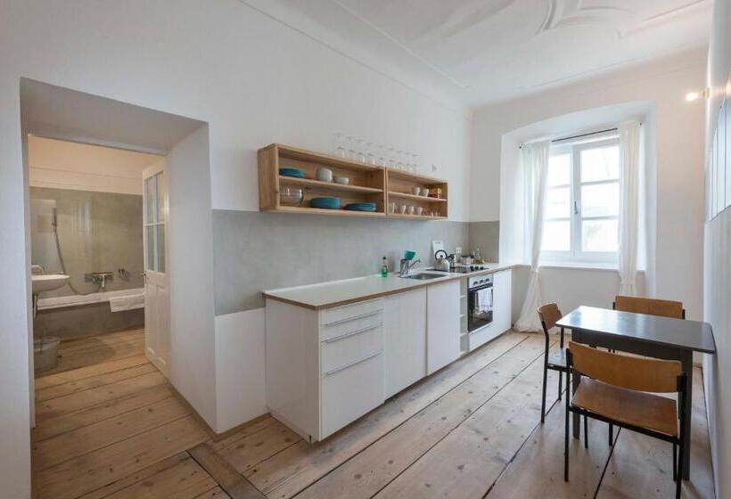 جناح مطل على المدينة, Das Hornsteiner