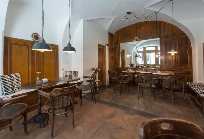 جناح مطل على المدينة, Das Hornsteiner