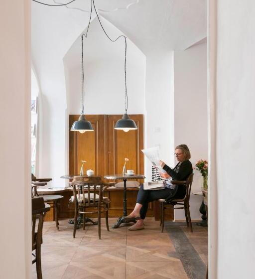 带城市景观的套间, Das Hornsteiner