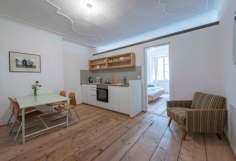 جناح مزوَّد بشرفة, Das Hornsteiner