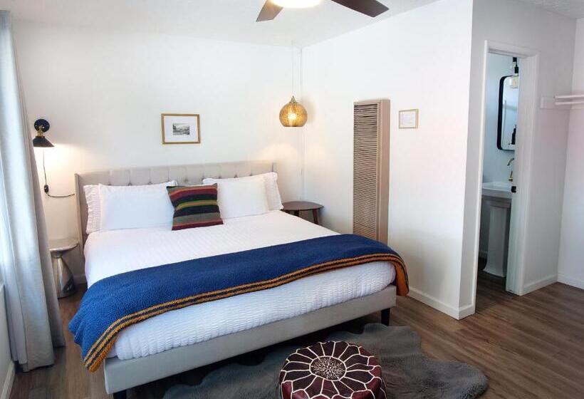 سوییت سوپریور, Sierra Blue Hotel & Swim Club