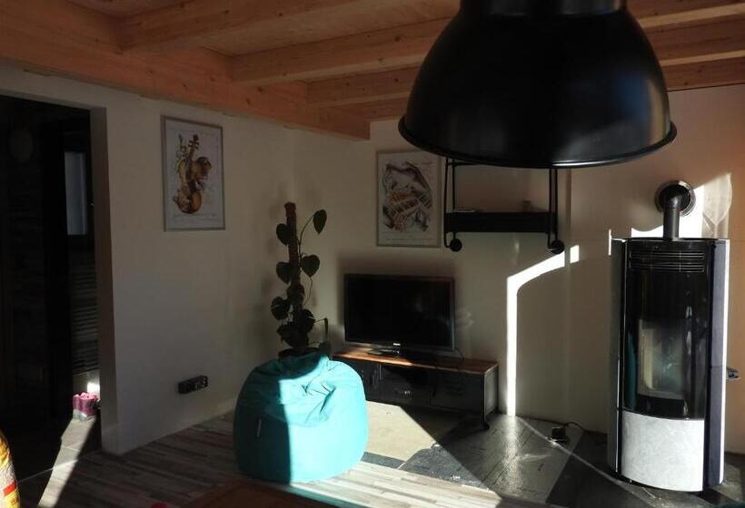 复式套房, La Tzavane