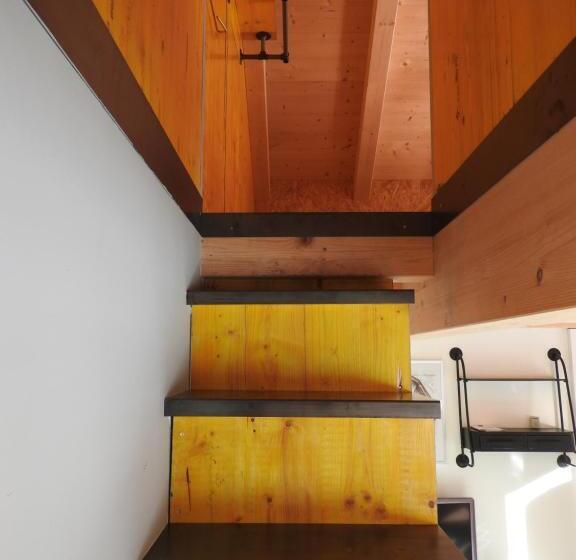 复式套房, La Tzavane