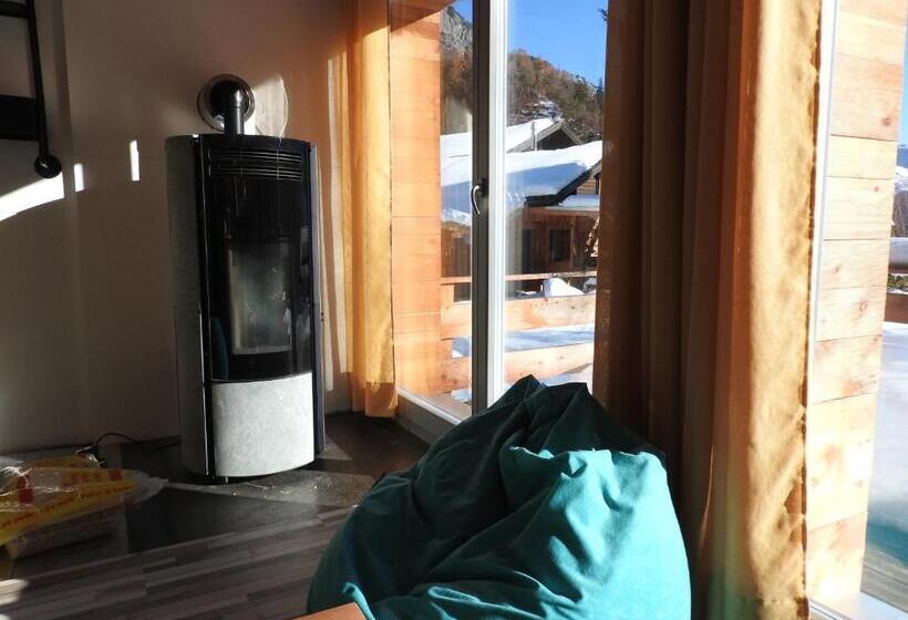 复式套房, La Tzavane