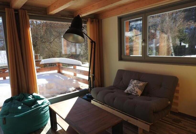 复式套房, La Tzavane