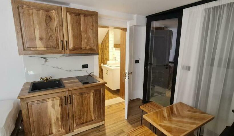 סוויטה משפחתית, Bujtina Gjyshi Ilo