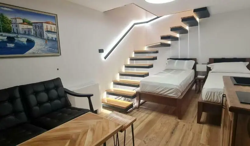 سوییت خانوادگی, Bujtina Gjyshi Ilo