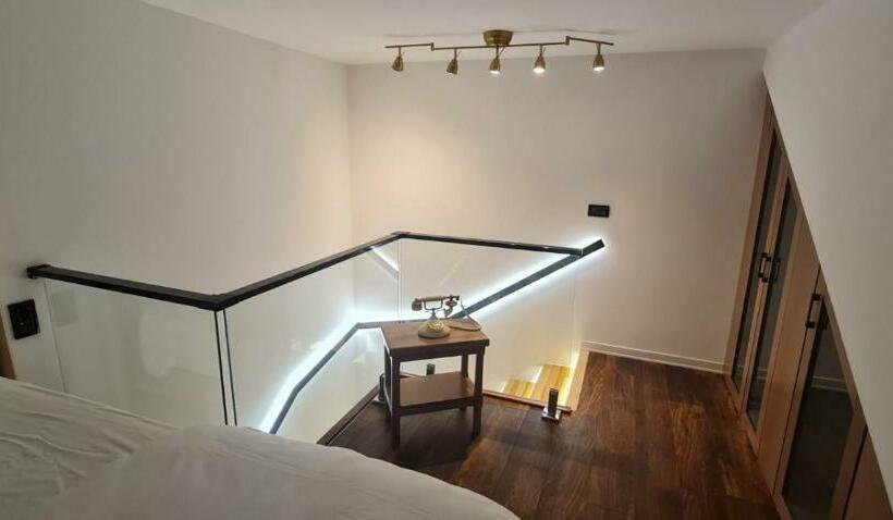 סוויטה משפחתית, Bujtina Gjyshi Ilo