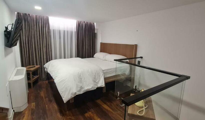 סוויטה משפחתית, Bujtina Gjyshi Ilo