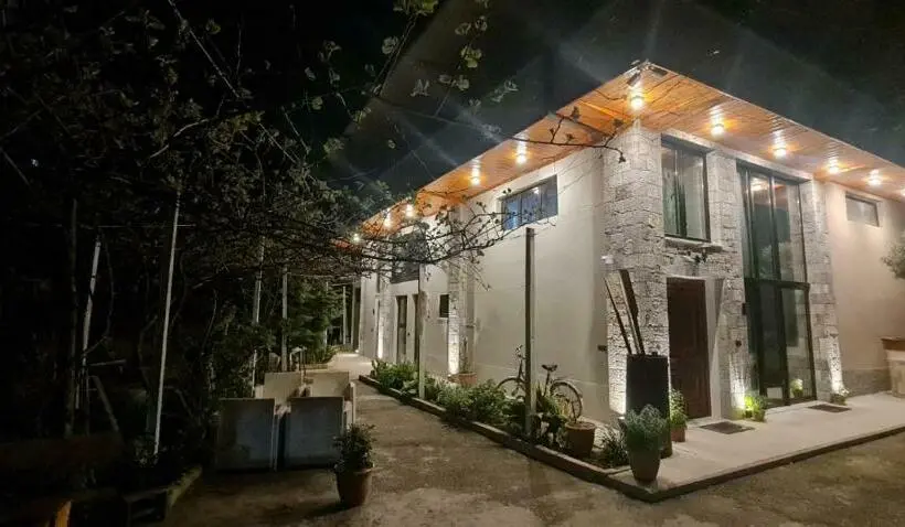 سوییت خانوادگی, Bujtina Gjyshi Ilo