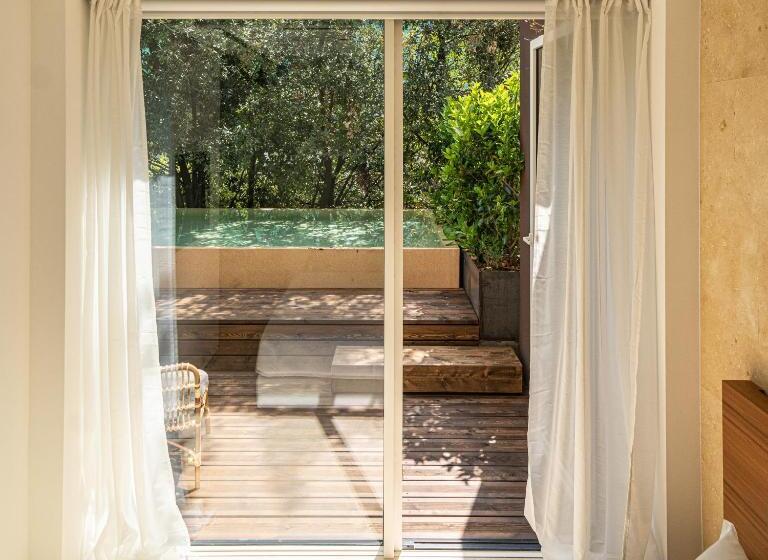 חדר סופריור נוף לבריכה, C Hotel & Spa