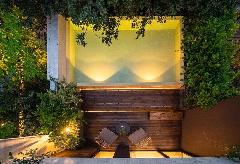 חדר סופריור נוף לבריכה, C Hotel & Spa