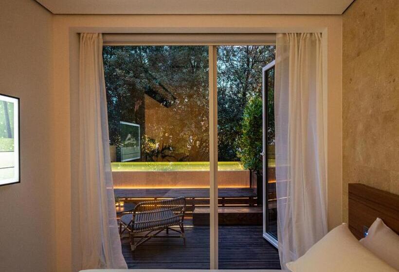 חדר סופריור נוף לבריכה, C Hotel & Spa