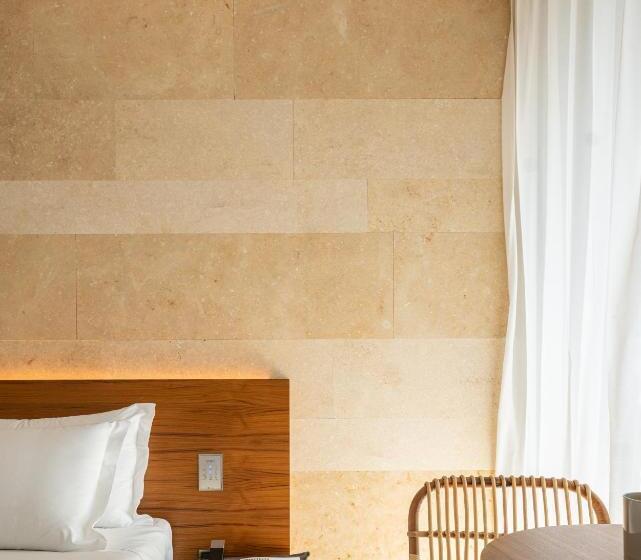 חדר סטנדרט נוף לבריכה, C Hotel & Spa