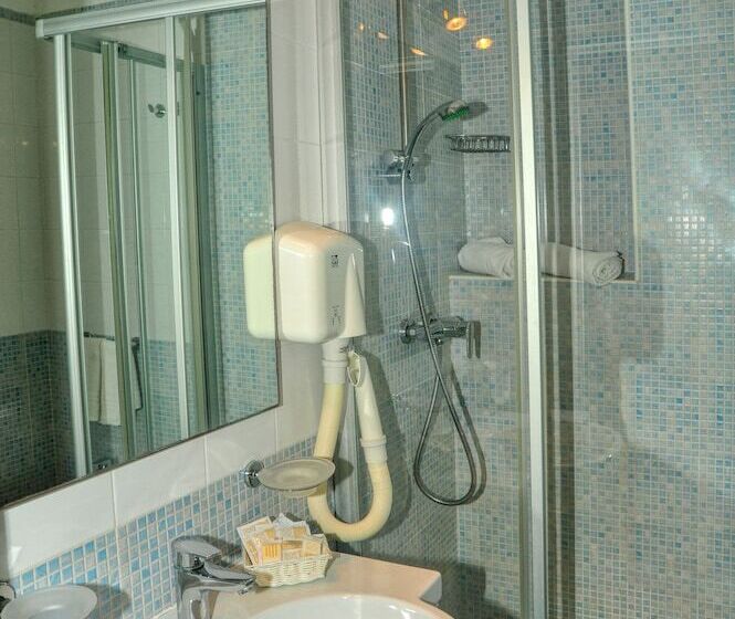 标准三人间, Albània