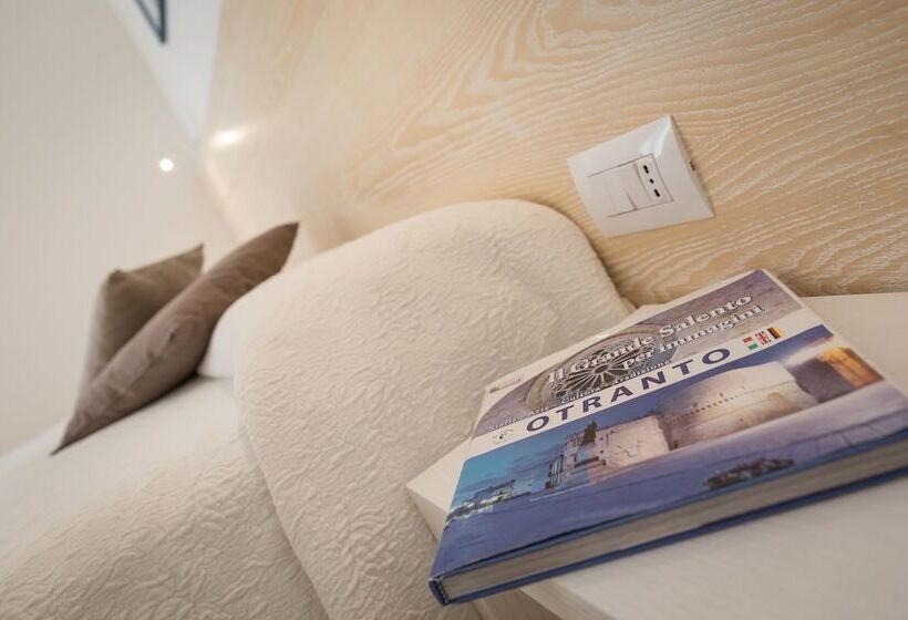 标准三人间, Albània