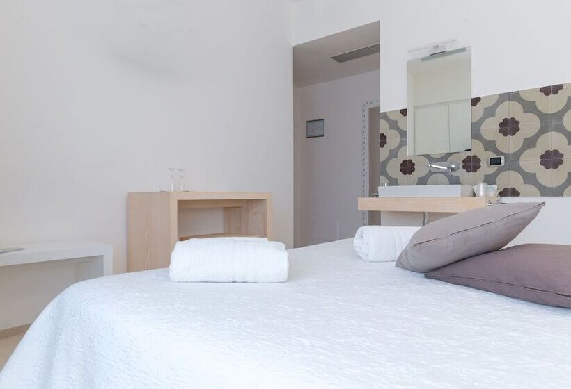 高级大房间, Albània