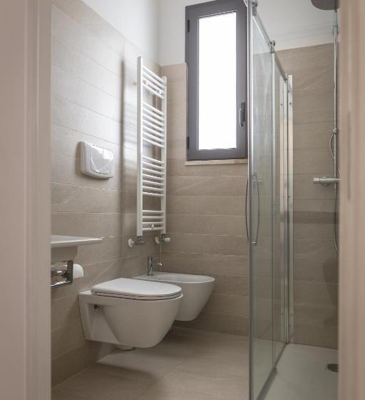 高级三人间, Albània