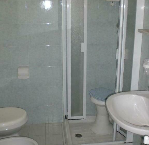 带阳台标准四人间, Arno