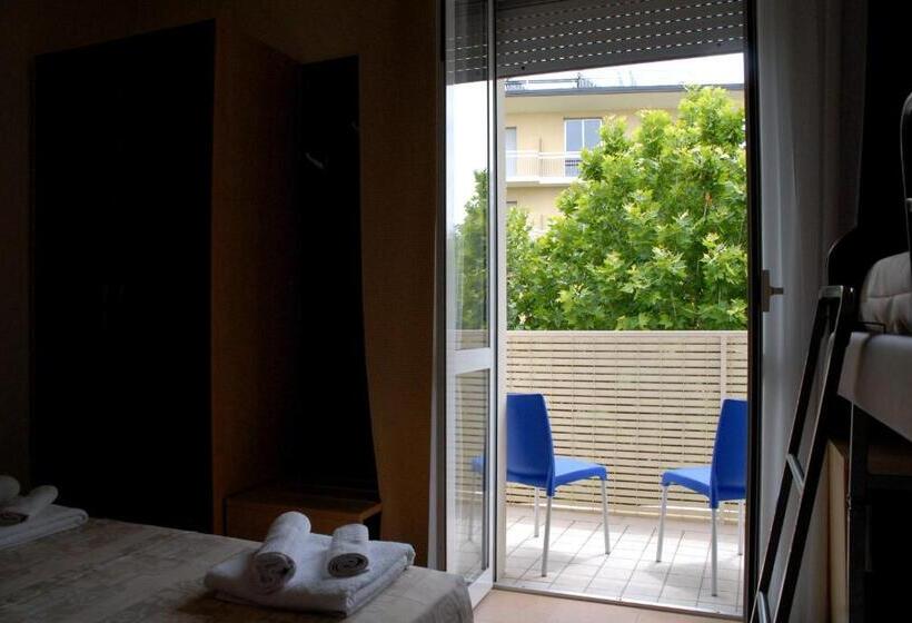 اتاق استاندارد چهارنفره با بالکن, Arno