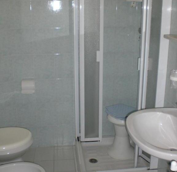 标准单人间, Arno