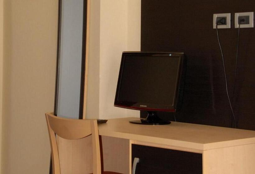 标准单人间, Arno